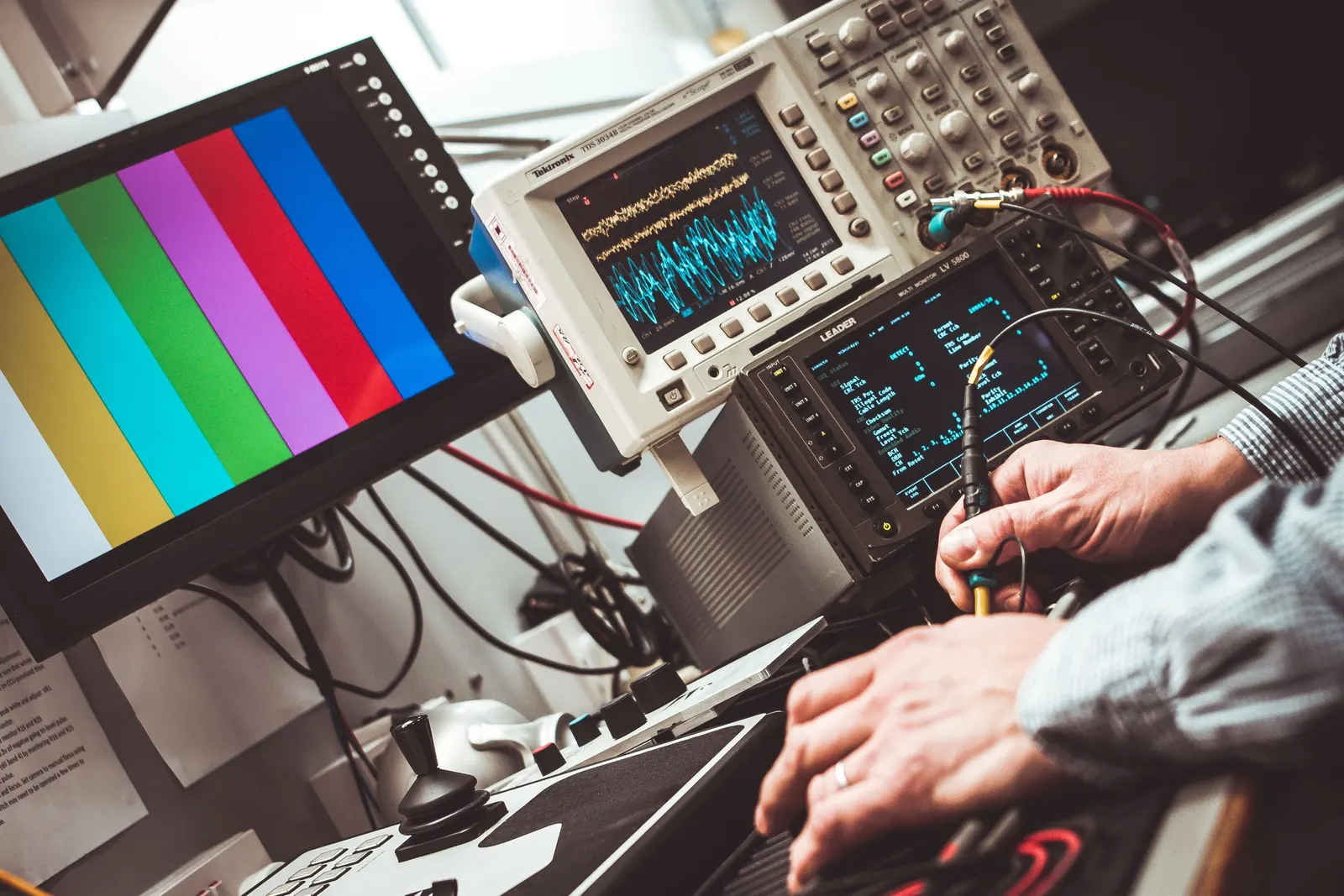 Illustration of a calibration reference instrument connected to a medical device
